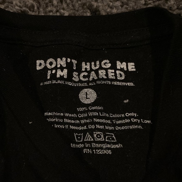 Official don’t hug me I’m scared large T-shirt. - Picture 3 of 3